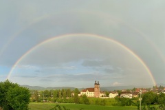 Pfarrkirche St. Peter mit doppeltem Regenbogen am 11.06.2021 am Abend.