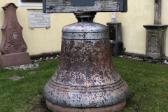 Marien-Glocke auf dem neuen Standplatz hinter der Gnadenkapelle St. Märgen. foto©ka