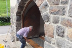 Renovationsarbeiten am Eingang zur Sägendobelkapelle
